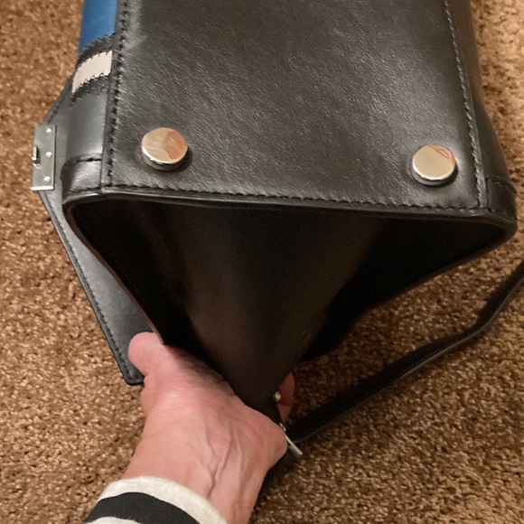 MICHAEL KORS SHOULDER BAG WITH HANDLE. SHARP LOOKING! Like new! - Picture 9 of 15